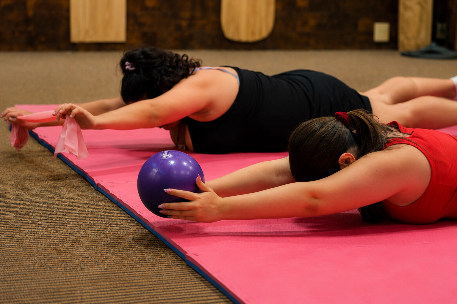 Mat Pilates - Ασκήσεις με μπάλα και λάστιχα σε ροζ στρώμα