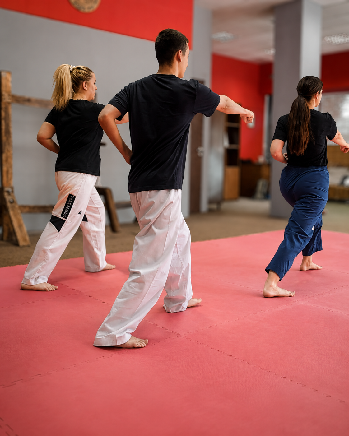 Έφηβος αθλητής Taekwondo σε προπόνηση κλωτσιάς